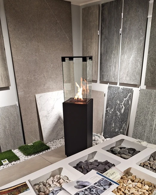 Ekspozycja płyt tarasowych w salonie Ceramika Sosnowski w Poznaniu